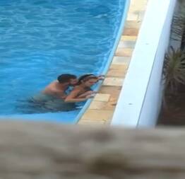 Casal flagrado transando em piscina do hotel - Casais Amadores